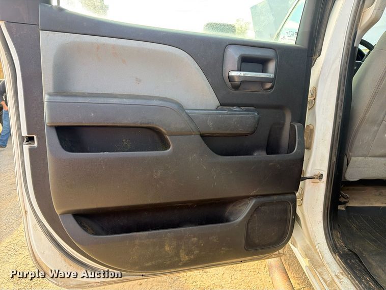 image for item FI0457 2018 Chevrolet Silverado 3500HD Crew Cab flatbed pickup truck