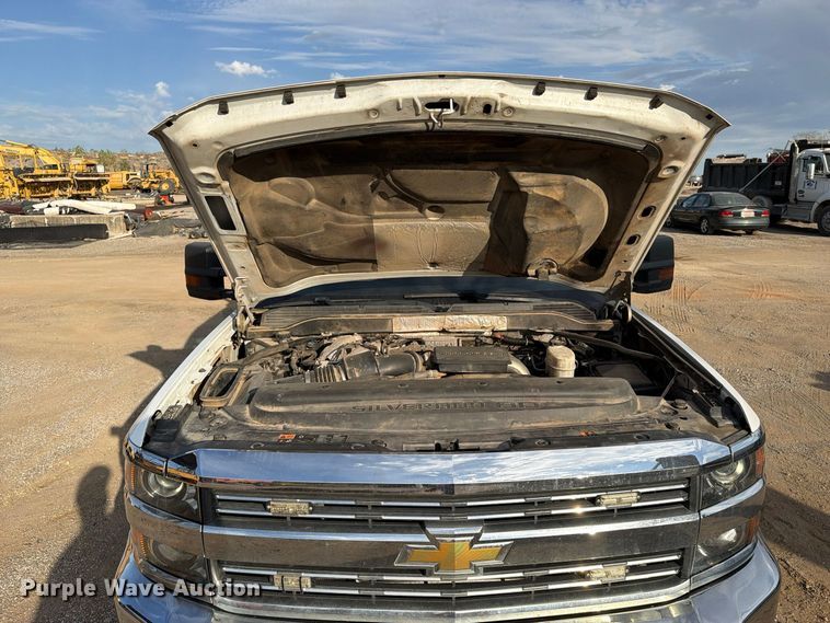 image for item FI0457 2018 Chevrolet Silverado 3500HD Crew Cab flatbed pickup truck