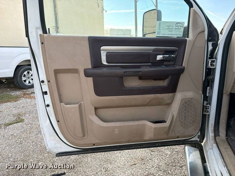 image for item FI0468 2015 RAM 3500 Heavy Duty pickup truck cab and chassis