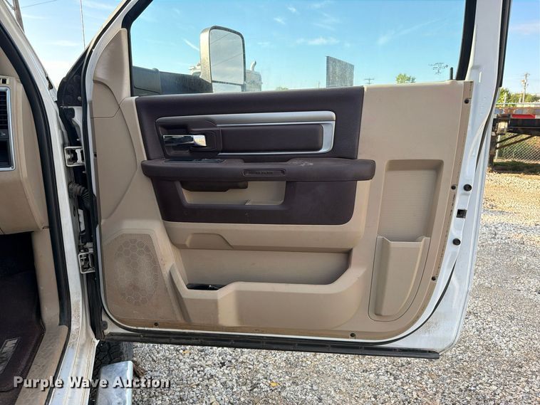 image for item FI0468 2015 RAM 3500 Heavy Duty pickup truck cab and chassis