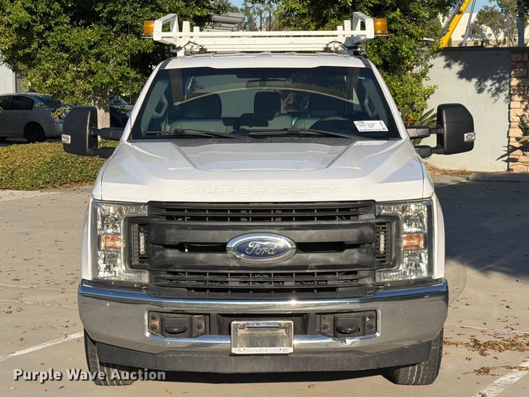 image for item FI2054 2019 Ford F250 Super Duty utility bed pickup truck