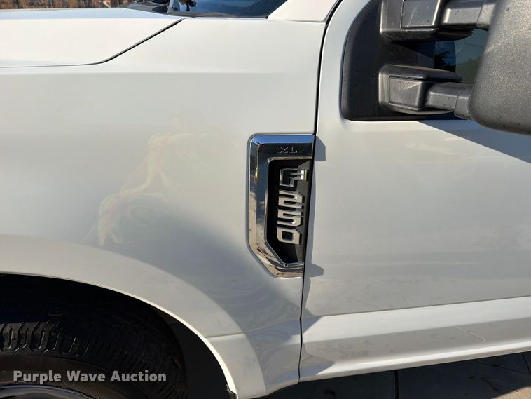 image for item FI2054 2019 Ford F250 Super Duty utility bed pickup truck