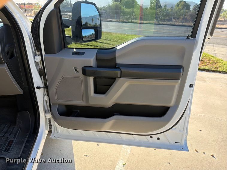image for item FI2054 2019 Ford F250 Super Duty utility bed pickup truck