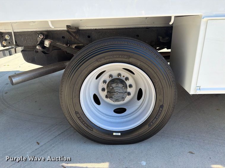 image for item FI2061 2022 Ford F450 Super Duty flatbed truck