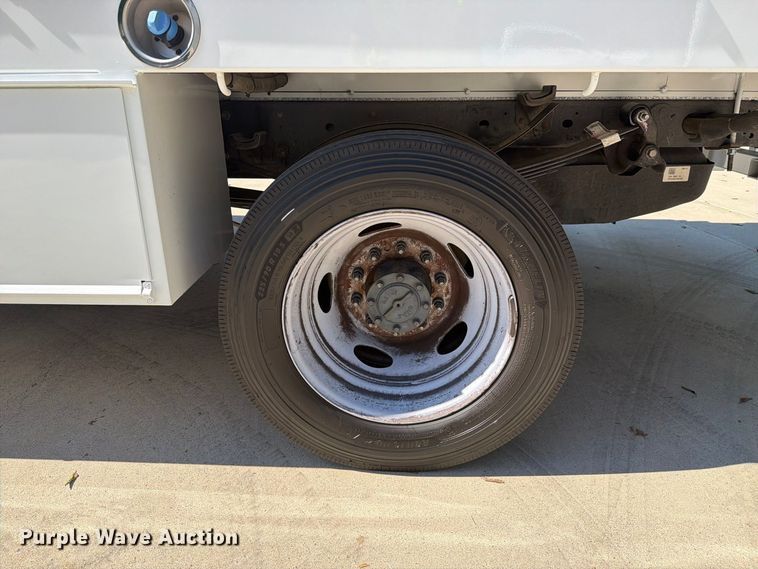 image for item FI2061 2022 Ford F450 Super Duty flatbed truck