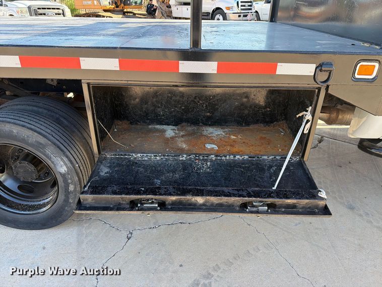 image for item FI2087 2011 Ford F550 Super Duty Crew Cab flatbed truck