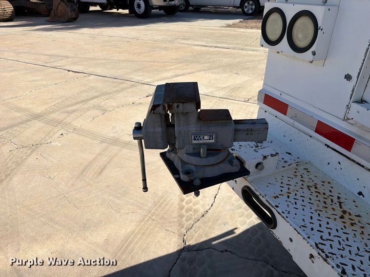 image for item FI2088 1999 Ford F550 utility / service truck