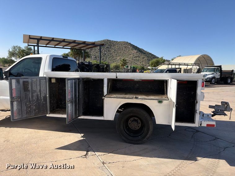 image for item FI2088 1999 Ford F550 utility / service truck