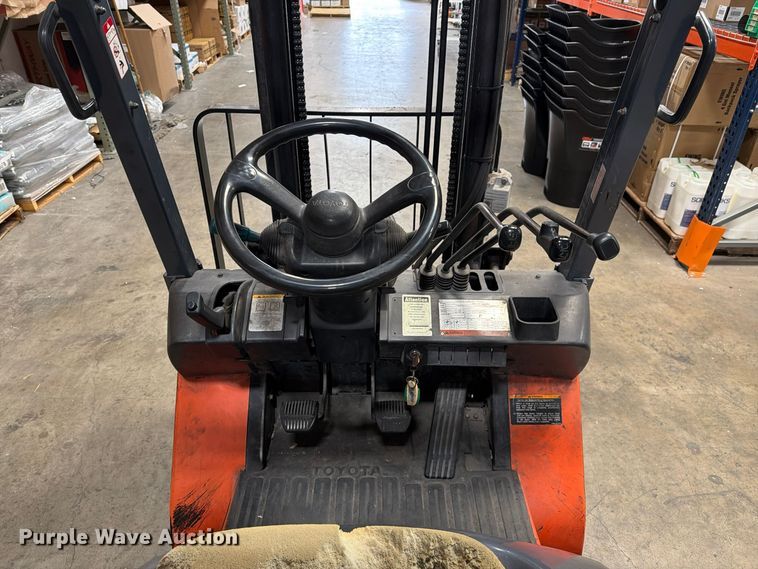 image for item FI2107 2001 Toyota 7FGU18 forklift