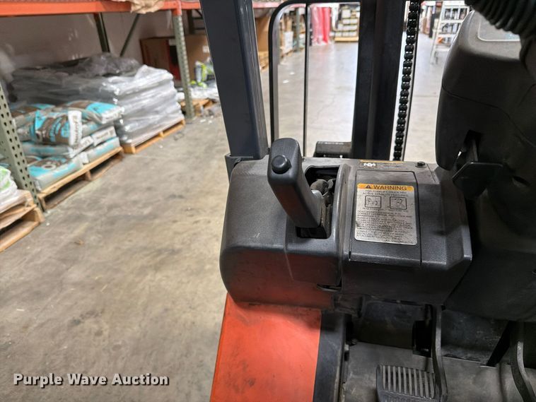 image for item FI2107 2001 Toyota 7FGU18 forklift
