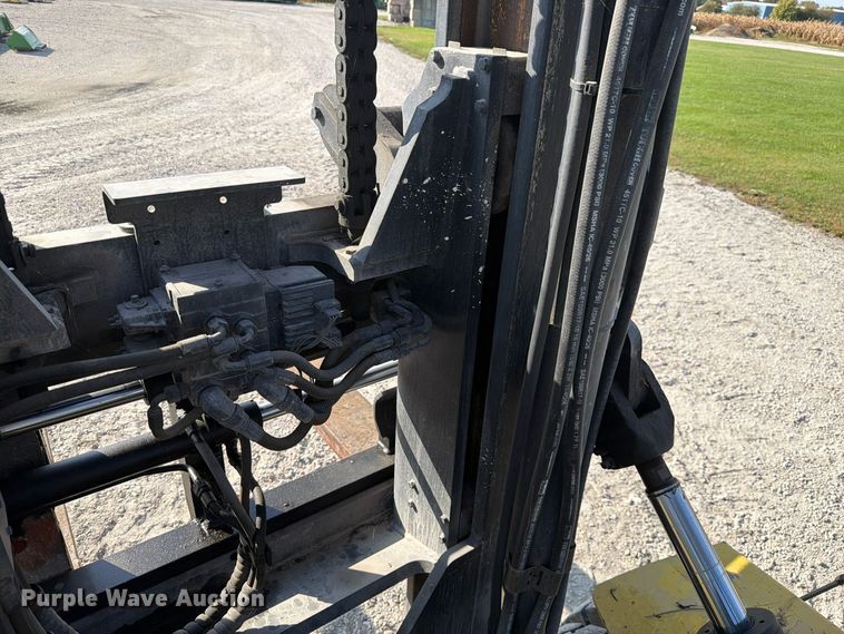 image for item FJ2068 2003 Hyster H210HD forklift