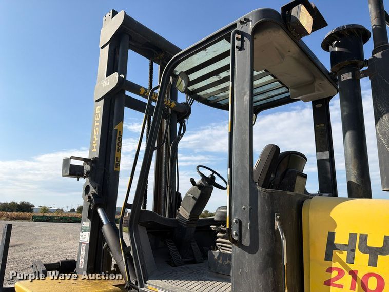 image for item FJ2068 2003 Hyster H210HD forklift