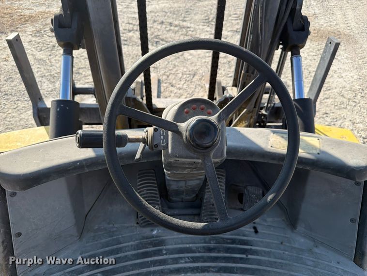 image for item FJ2068 2003 Hyster H210HD forklift