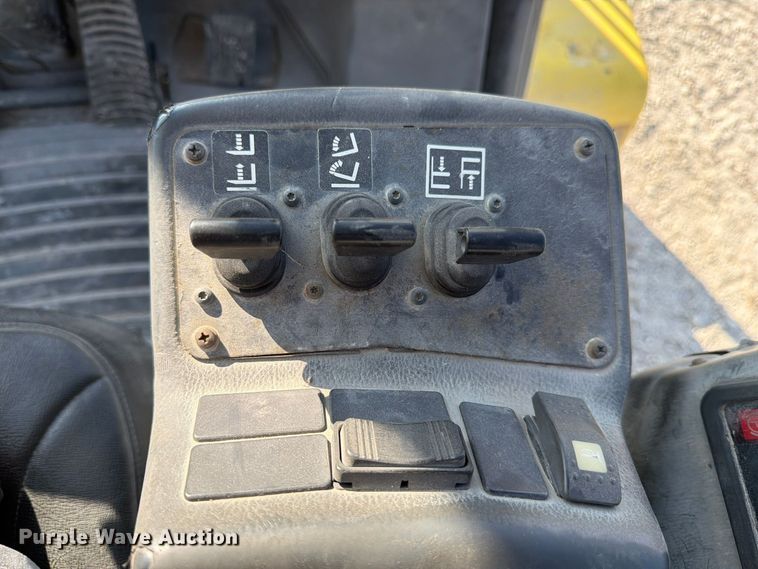 image for item FJ2068 2003 Hyster H210HD forklift