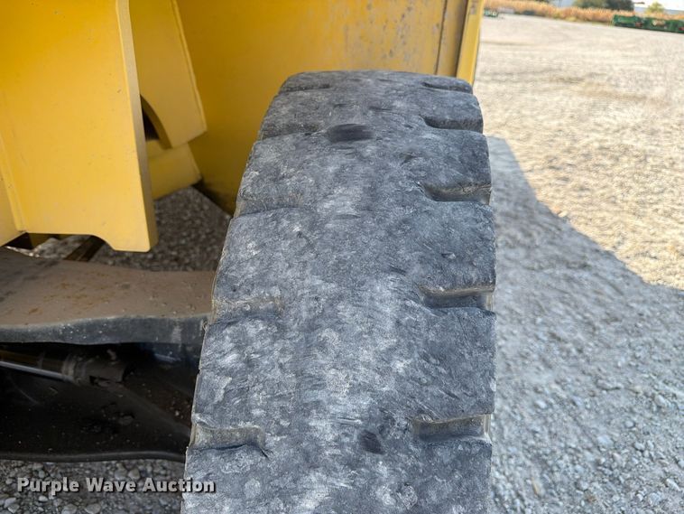 image for item FJ2068 2003 Hyster H210HD forklift