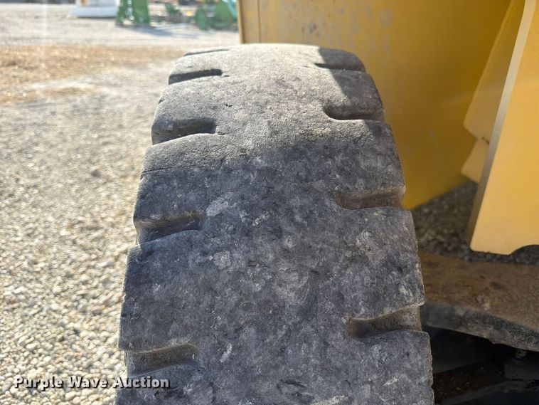 image for item FJ2068 2003 Hyster H210HD forklift