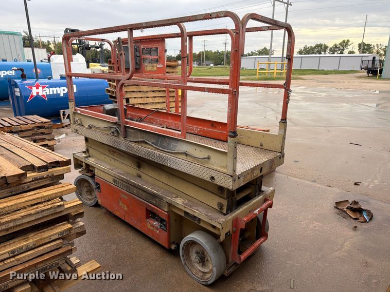 image for item FK3868 1999 JLG 2033E scissor lift