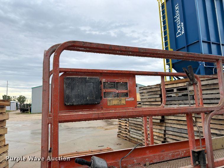 image for item FK3868 1999 JLG 2033E scissor lift