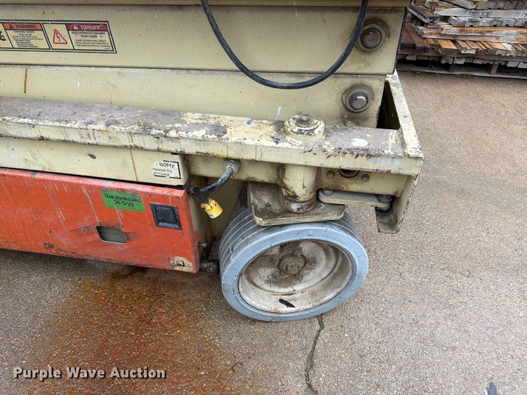 image for item FK3868 1999 JLG 2033E scissor lift
