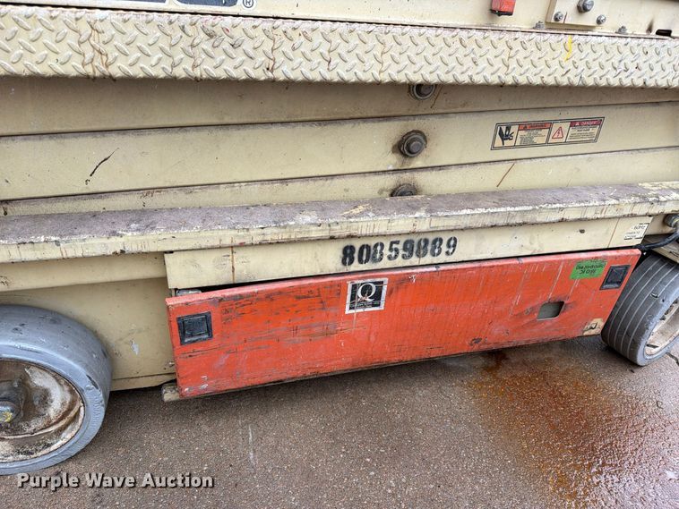 image for item FK3868 1999 JLG 2033E scissor lift