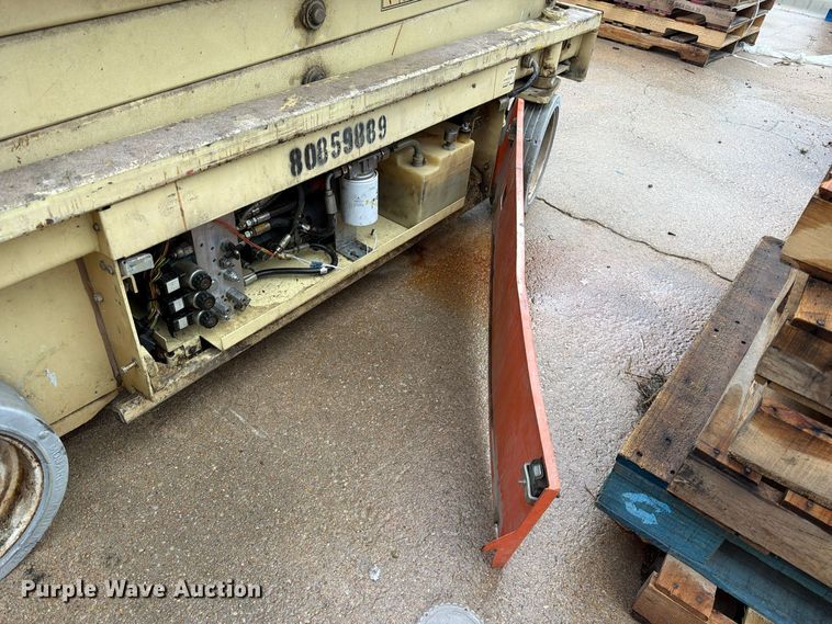 image for item FK3868 1999 JLG 2033E scissor lift