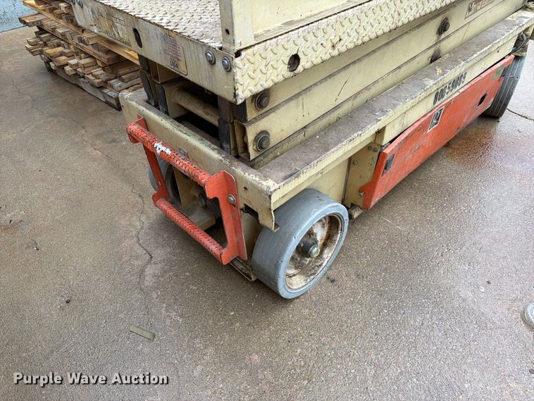image for item FK3868 1999 JLG 2033E scissor lift