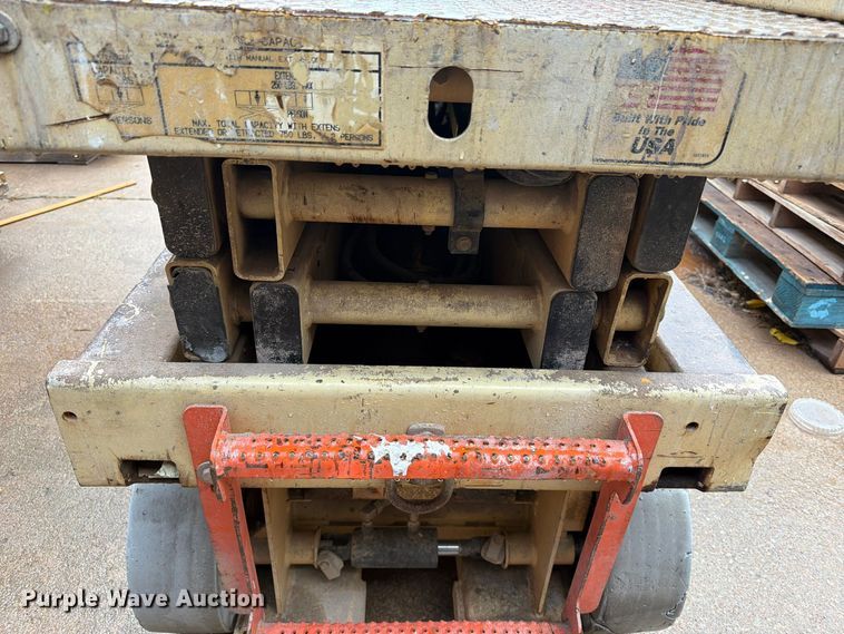 image for item FK3868 1999 JLG 2033E scissor lift