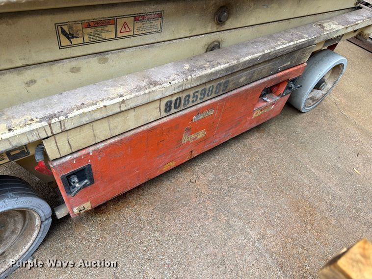 image for item FK3868 1999 JLG 2033E scissor lift