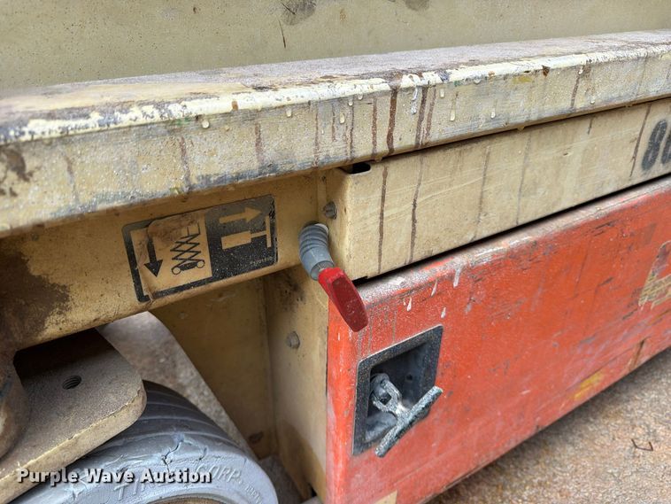 image for item FK3868 1999 JLG 2033E scissor lift