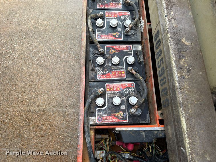 image for item FK3868 1999 JLG 2033E scissor lift