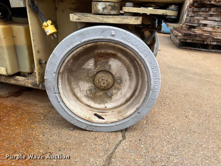 image for item FK3868 1999 JLG 2033E scissor lift