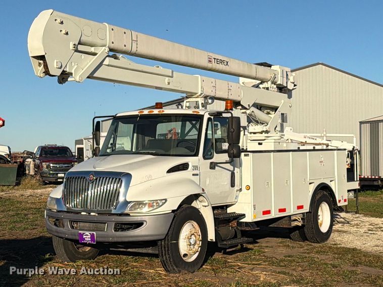 image for item FK4199 2010 International 4300 bucket truck