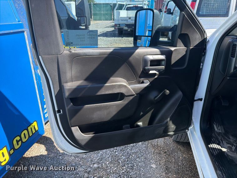 image for item FK4673 2017 Chevrolet Silverado 2500HD utility bed pickup truck