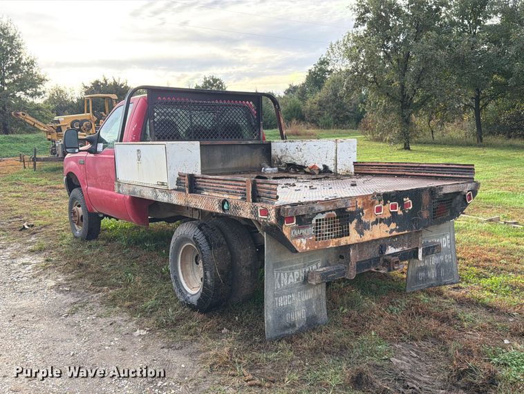 image for item FM6542 2001 Ford F350 Super Duty XL flatbed pickup truck