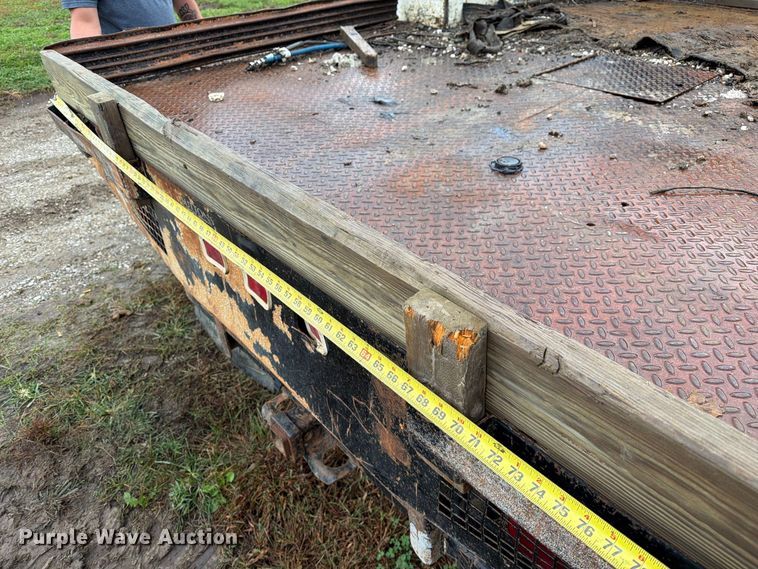 image for item FM6542 2001 Ford F350 Super Duty XL flatbed pickup truck