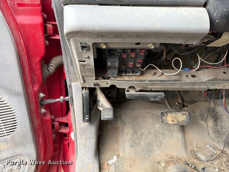 image for item FM6542 2001 Ford F350 Super Duty XL flatbed pickup truck