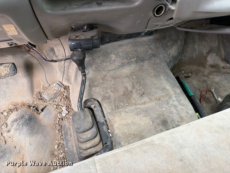image for item FM6542 2001 Ford F350 Super Duty XL flatbed pickup truck