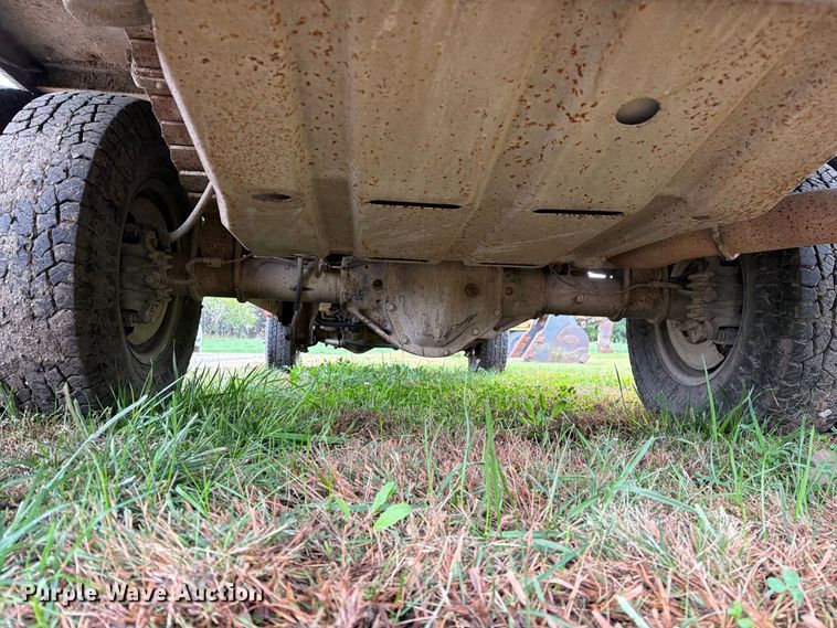 image for item FM6542 2001 Ford F350 Super Duty XL flatbed pickup truck