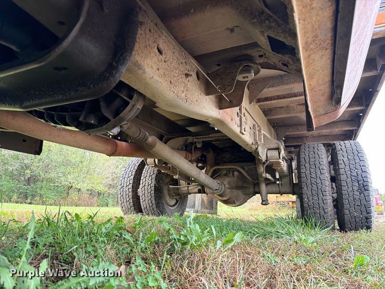 image for item FM6542 2001 Ford F350 Super Duty XL flatbed pickup truck