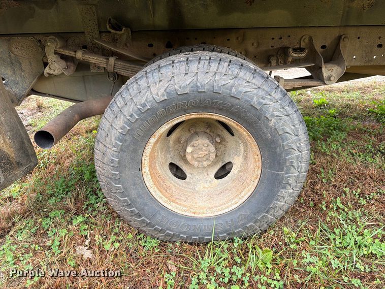 image for item FM6542 2001 Ford F350 Super Duty XL flatbed pickup truck