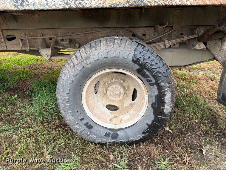 image for item FM6542 2001 Ford F350 Super Duty XL flatbed pickup truck