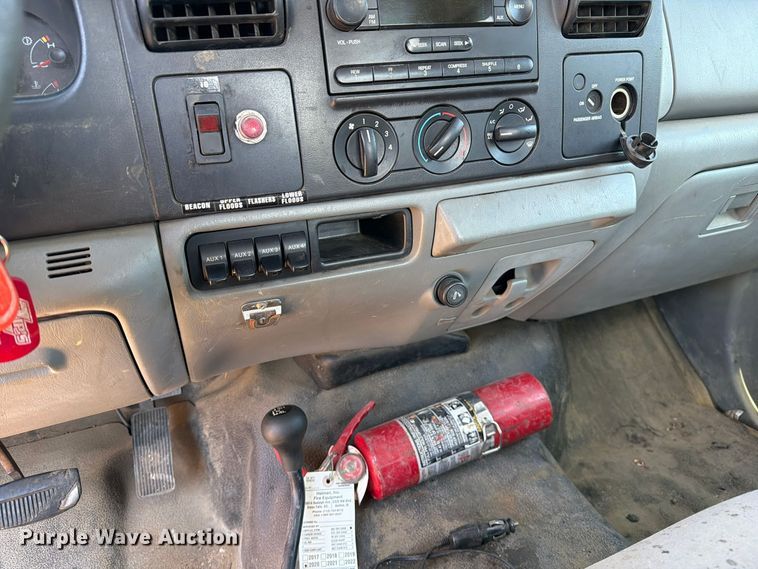 image for item FM6582 2006 Ford F450 Ext. Cab tow truck