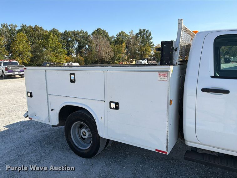 image for item FM6611 2015 Chevrolet Silverado 3500HD utility bed pickup truck