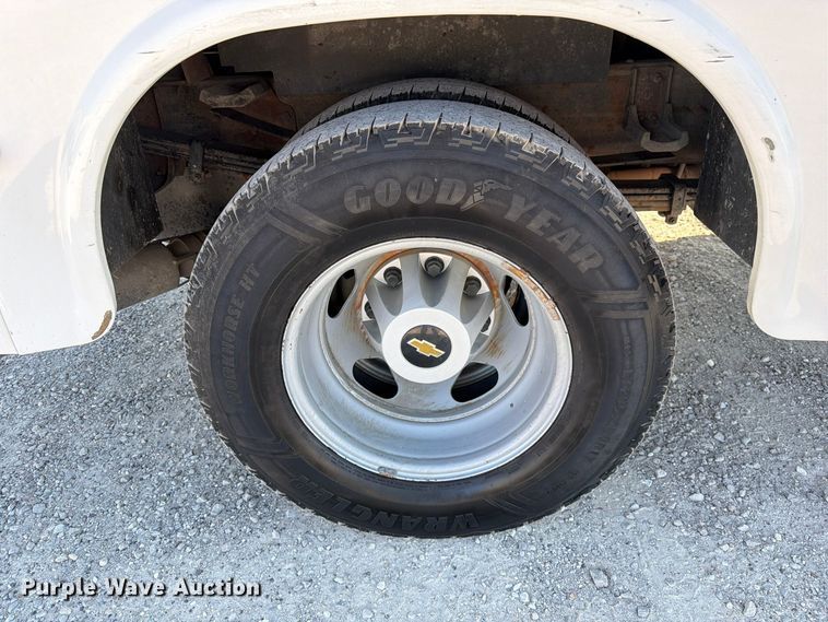 image for item FM6611 2015 Chevrolet Silverado 3500HD utility bed pickup truck