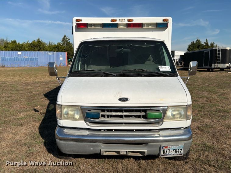 image for item FM8021 2000 Ford E350 ambulance