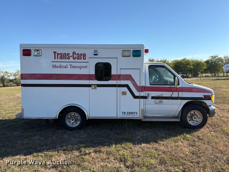 image for item FM8021 2000 Ford E350 ambulance