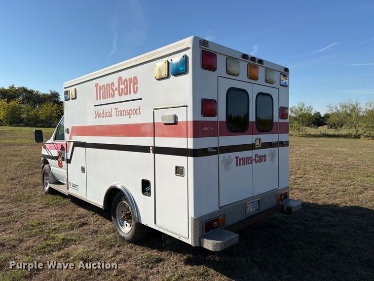 image for item FM8021 2000 Ford E350 ambulance