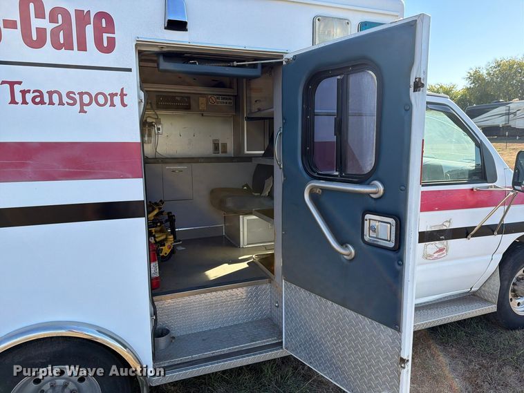image for item FM8021 2000 Ford E350 ambulance