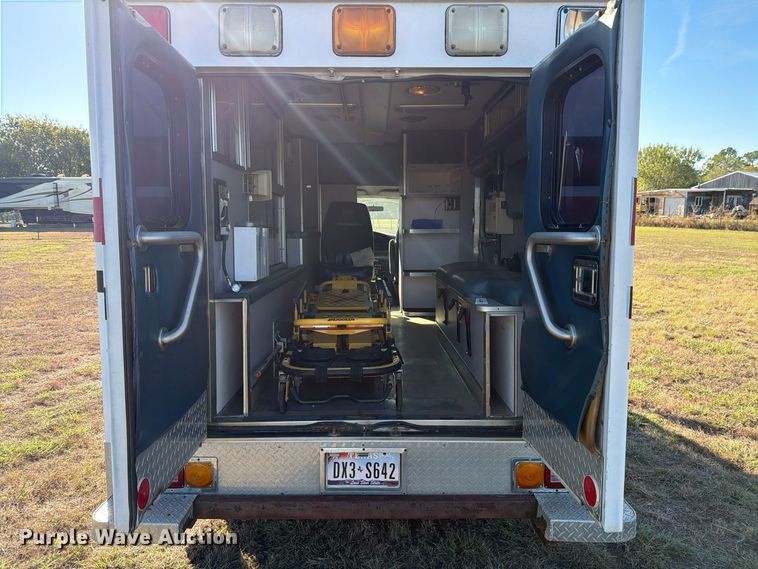 image for item FM8021 2000 Ford E350 ambulance