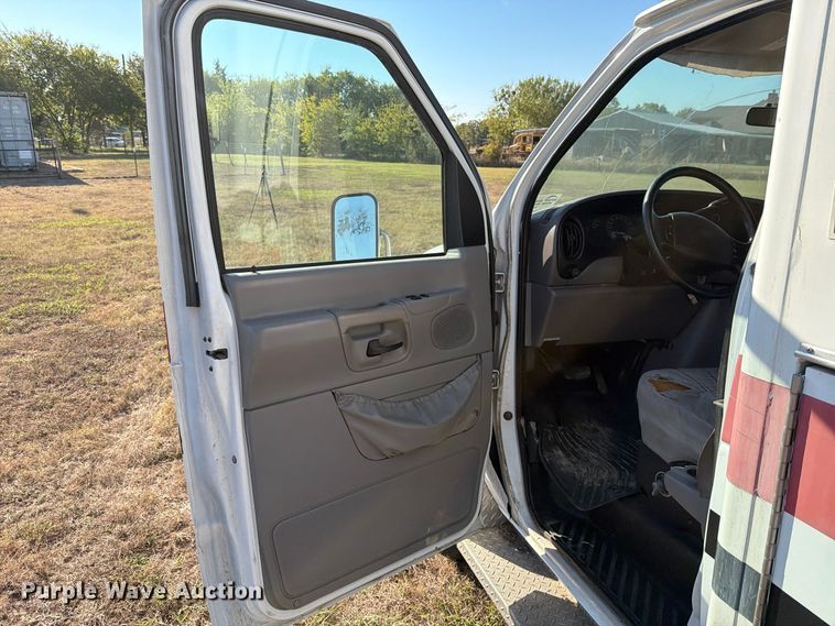 image for item FM8021 2000 Ford E350 ambulance